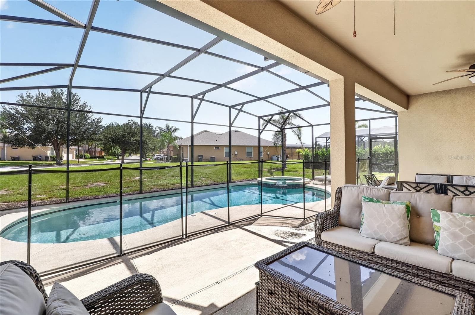 Nice covered patio overlooking pool - 277 YELLOW SNAPDRAGON DR, DAVENPORT