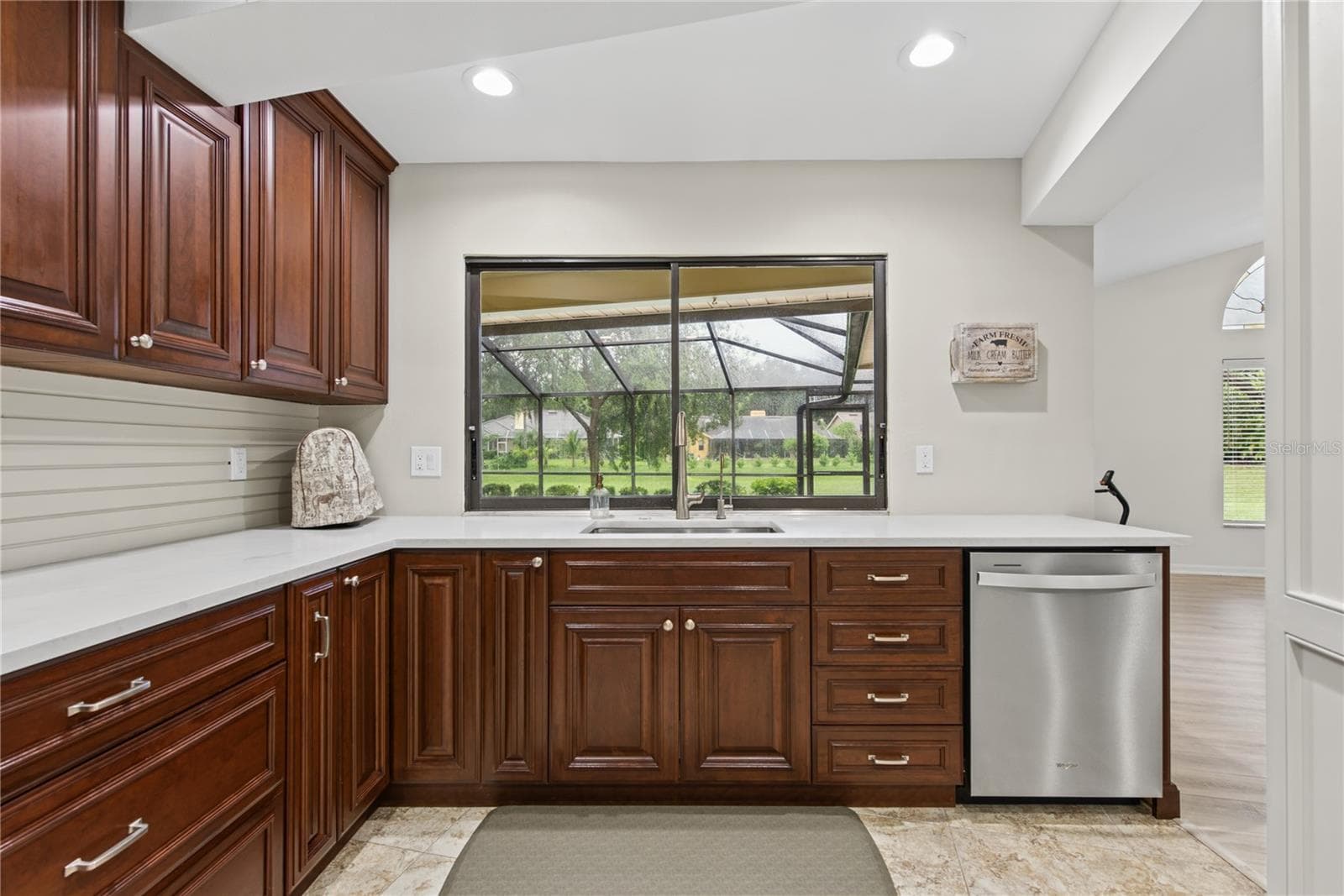 BIG STAINLESS SINK & NEW QUARTZ COUNTERTOPS - 2194 PINNACLE CIR N, PALM HARBOR