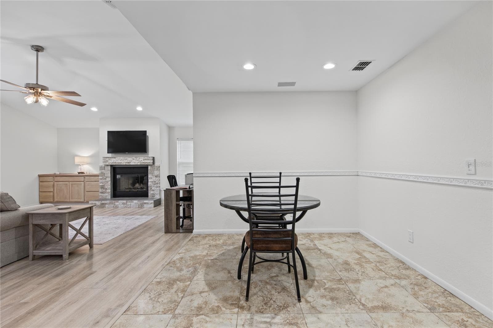DINETTE VIEWS FAMILY ROOM - 2194 PINNACLE CIR N, PALM HARBOR