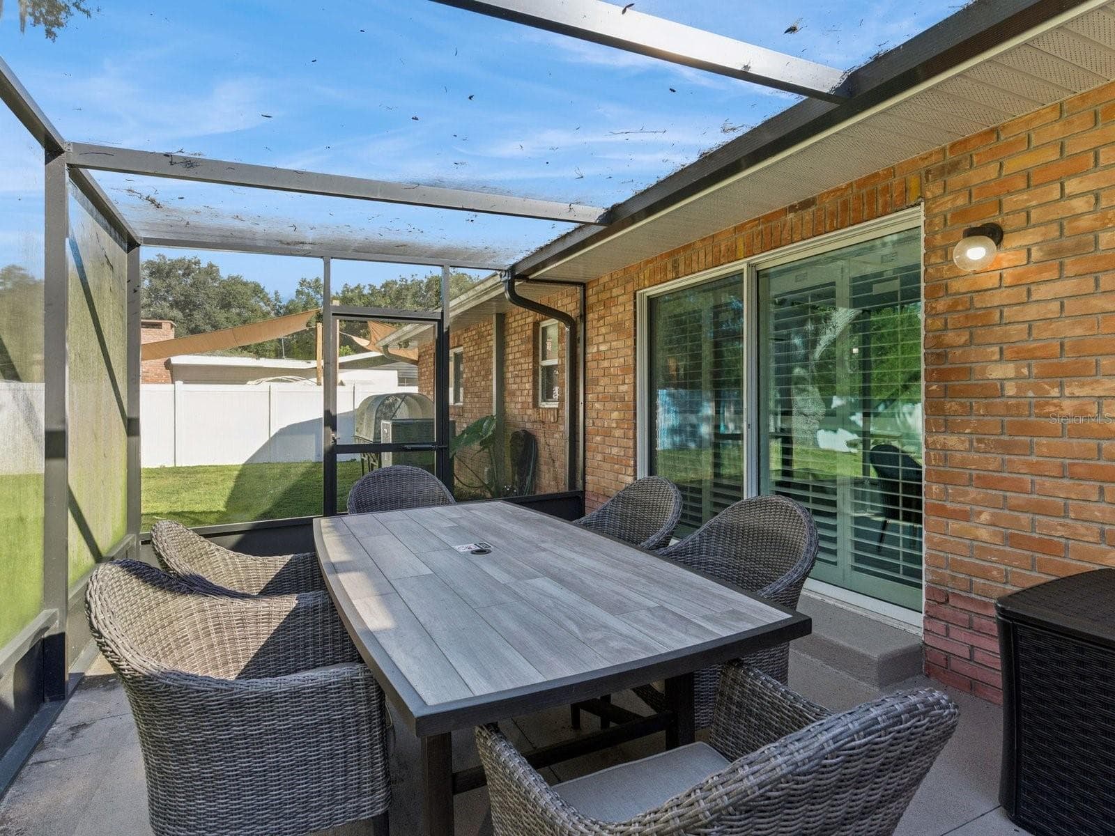 Outdoor dining on the lanai - SPRING LAKE MANOR, FRUITLAND PARK