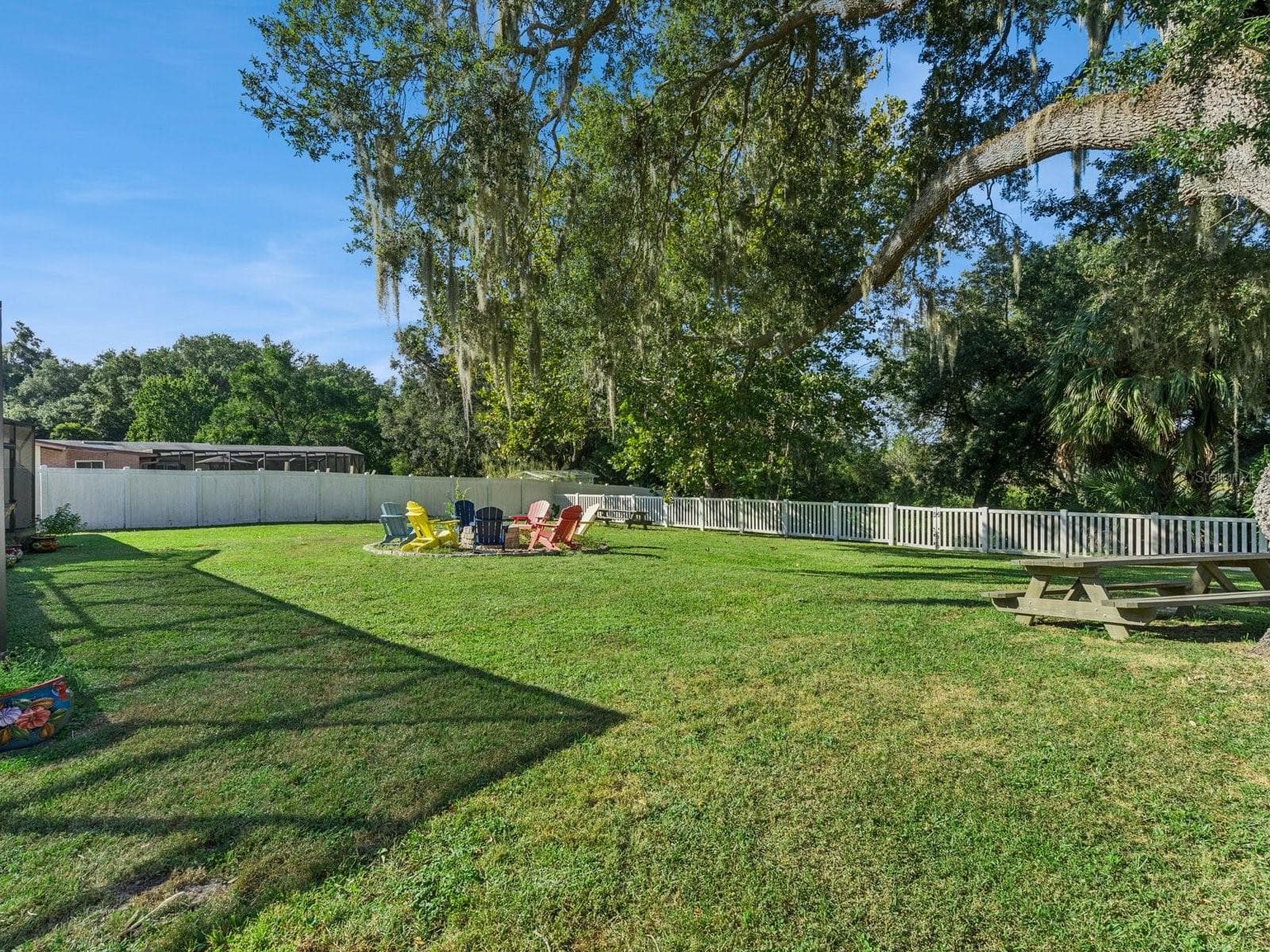 Spacious backyarVinyl-fenced backyardd with mature oaks - SPRING LAKE MANOR, FRUITLAND PARK