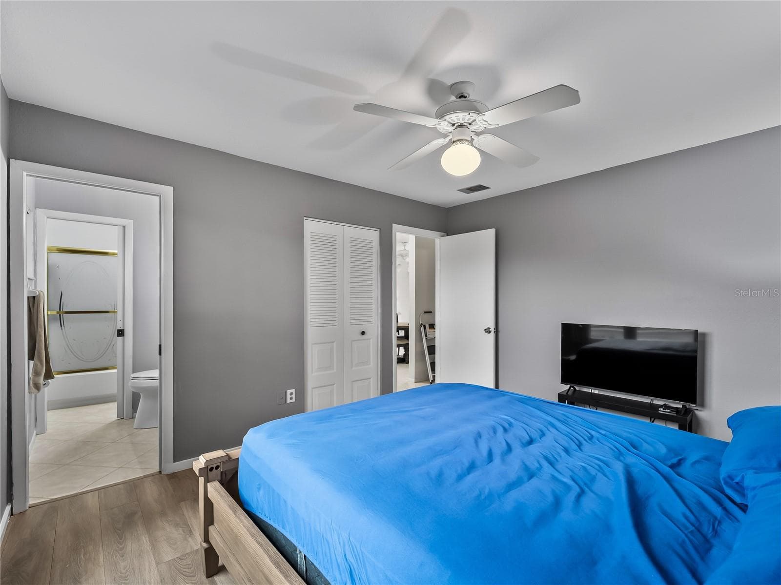 PrimarySuite_8130PickwickRd_NorthPort_WalkInCloset_Corner.jpg - 8130 PICKWICK RD, NORTH PORT