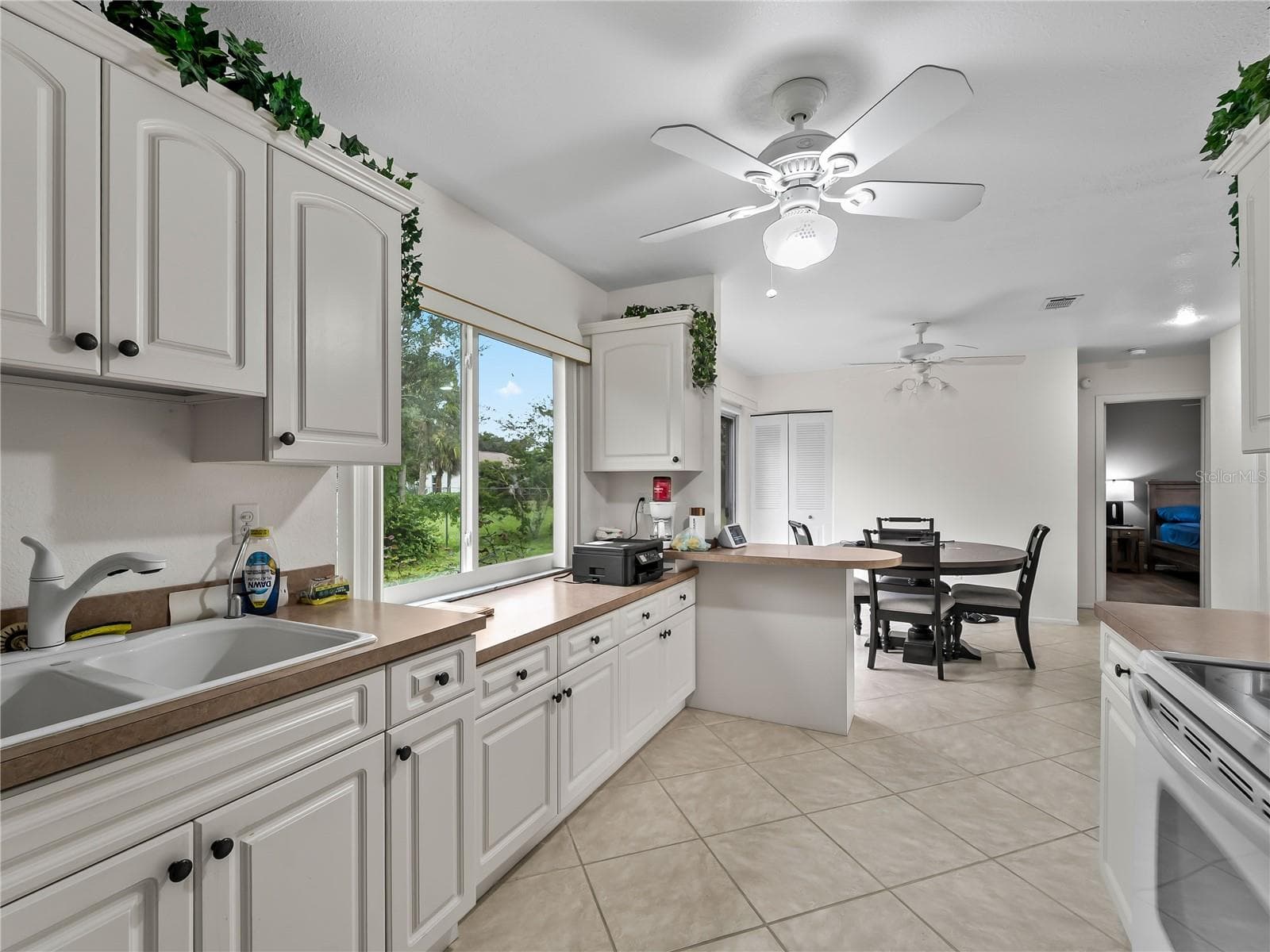 Kitchen_8130PickwickRd_NorthPort_OpenConcept_Corner.jpg - 8130 PICKWICK RD, NORTH PORT