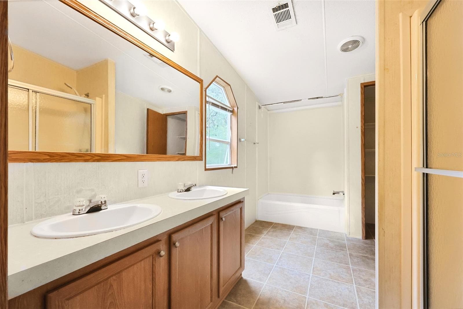 Master bathroom - 16145 SE 56TH PLACE RD, OCKLAWAHA