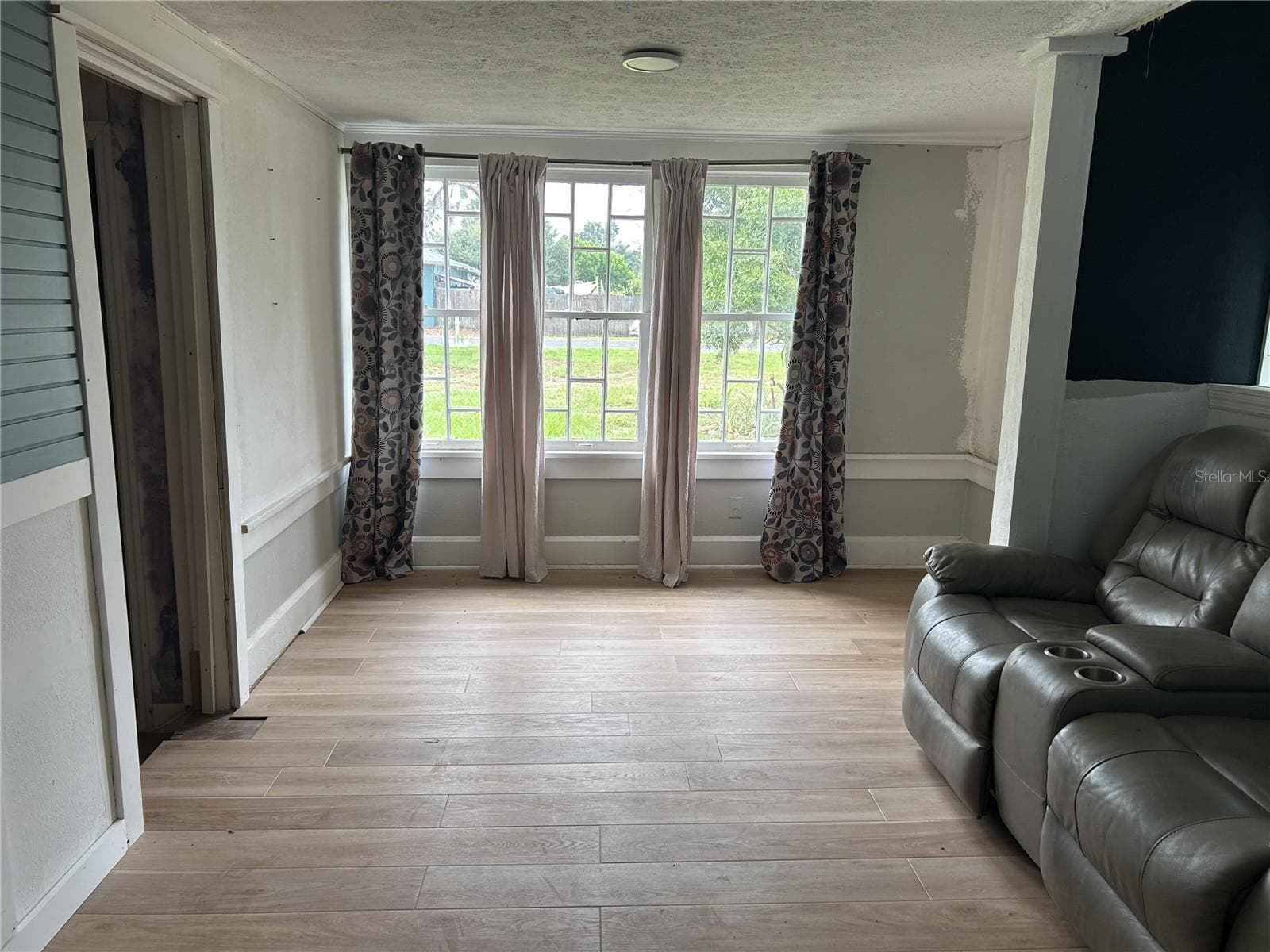 LIVING ROOM - 650 9TH ST NE, WINTER HAVEN