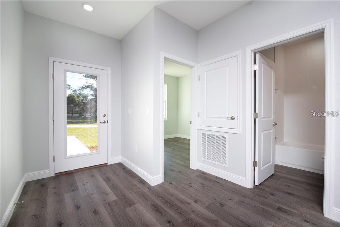 Single Family Residence at 2433 AVENUE F NW, WINTER HAVEN, photo 3 of 22