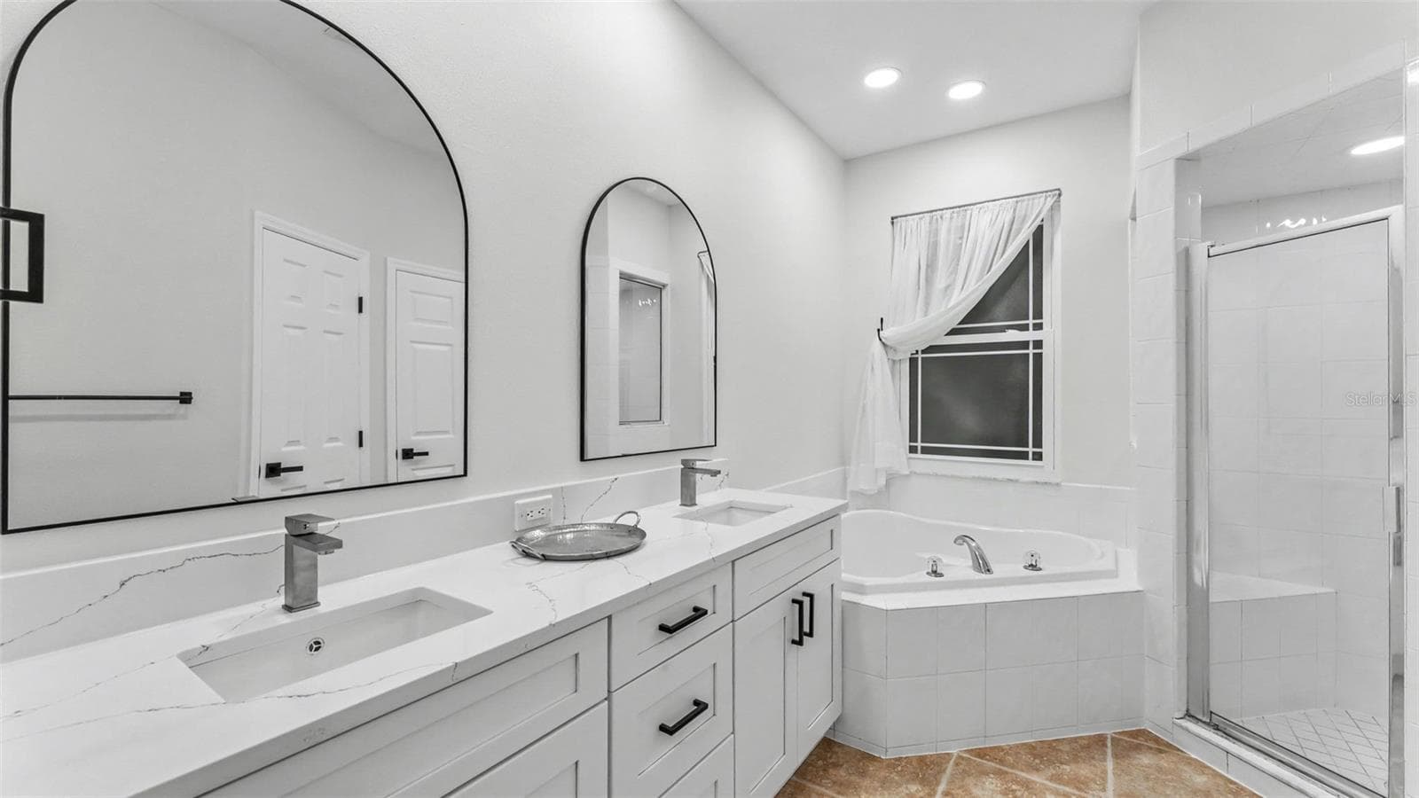 Primary Ensuite Bath with sweetheart tub - 2514 COLONEL FORD DR, LAKELAND