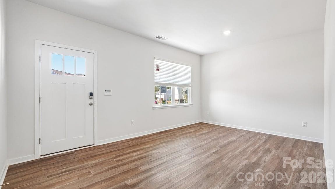 Single Family Residence at 552 Dazzle Loop, Newton, photo 6 of 64