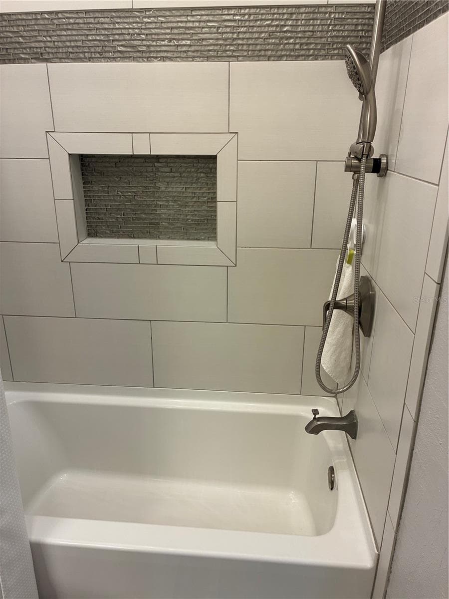 Hall bath - 14212 SUNRIVER AVE, ORLANDO