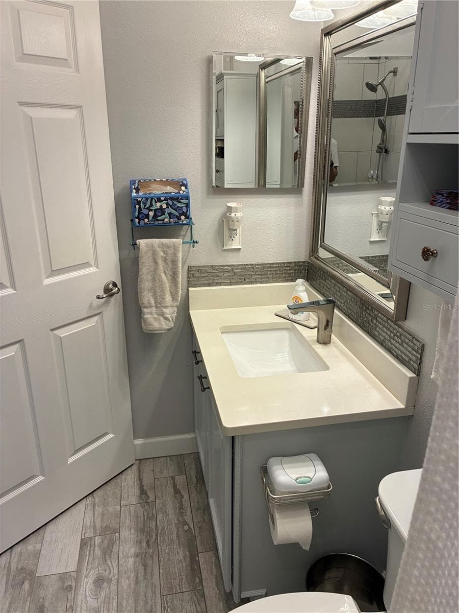 Hall bath - 14212 SUNRIVER AVE, ORLANDO