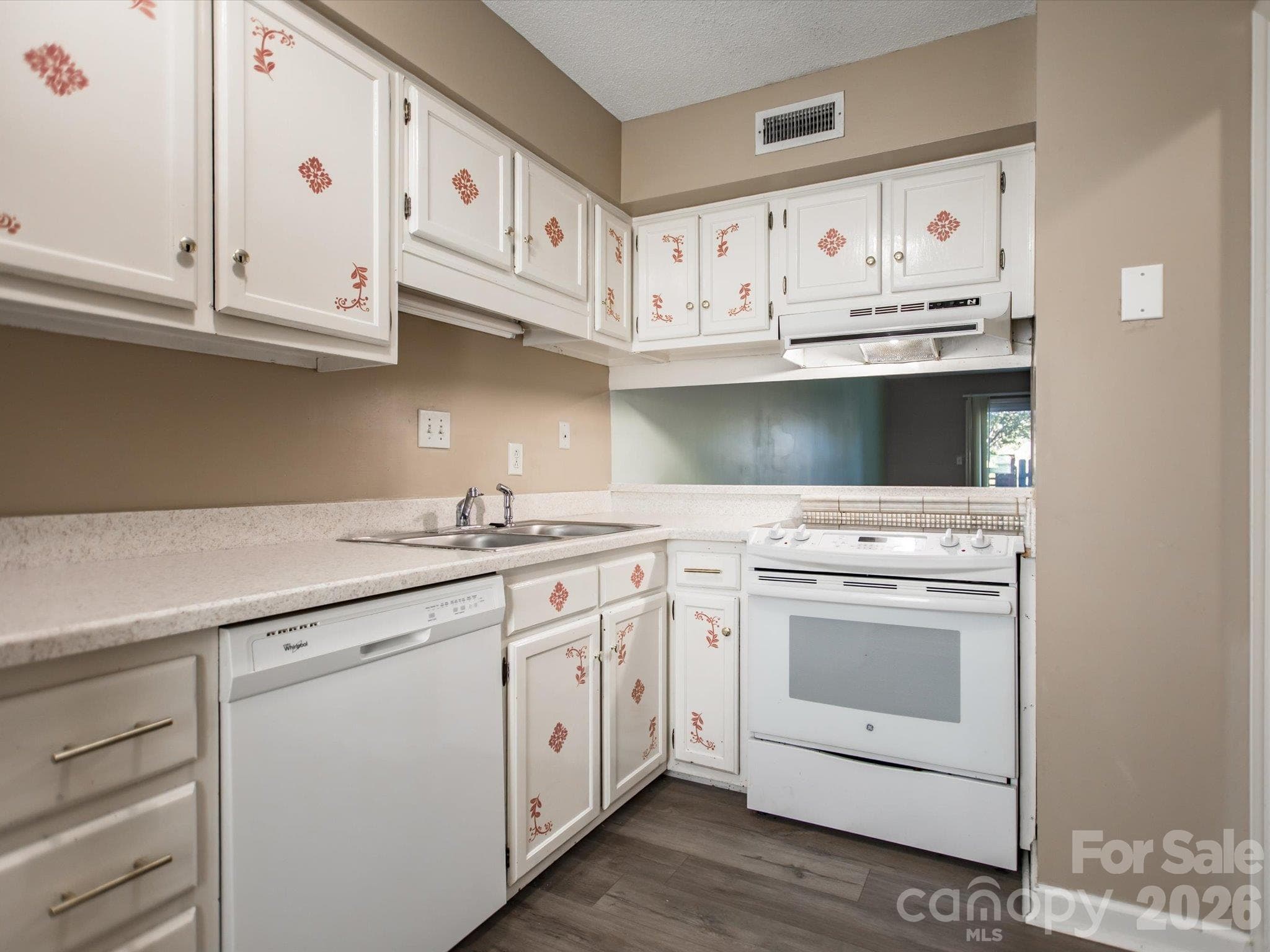 Townhouse at 2705 N Center Street, Hickory, photo 4 of 20