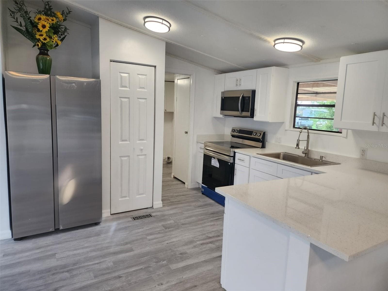Manufactured Home at 3042 PARK CIR, HAINES CITY, photo 9 of 91