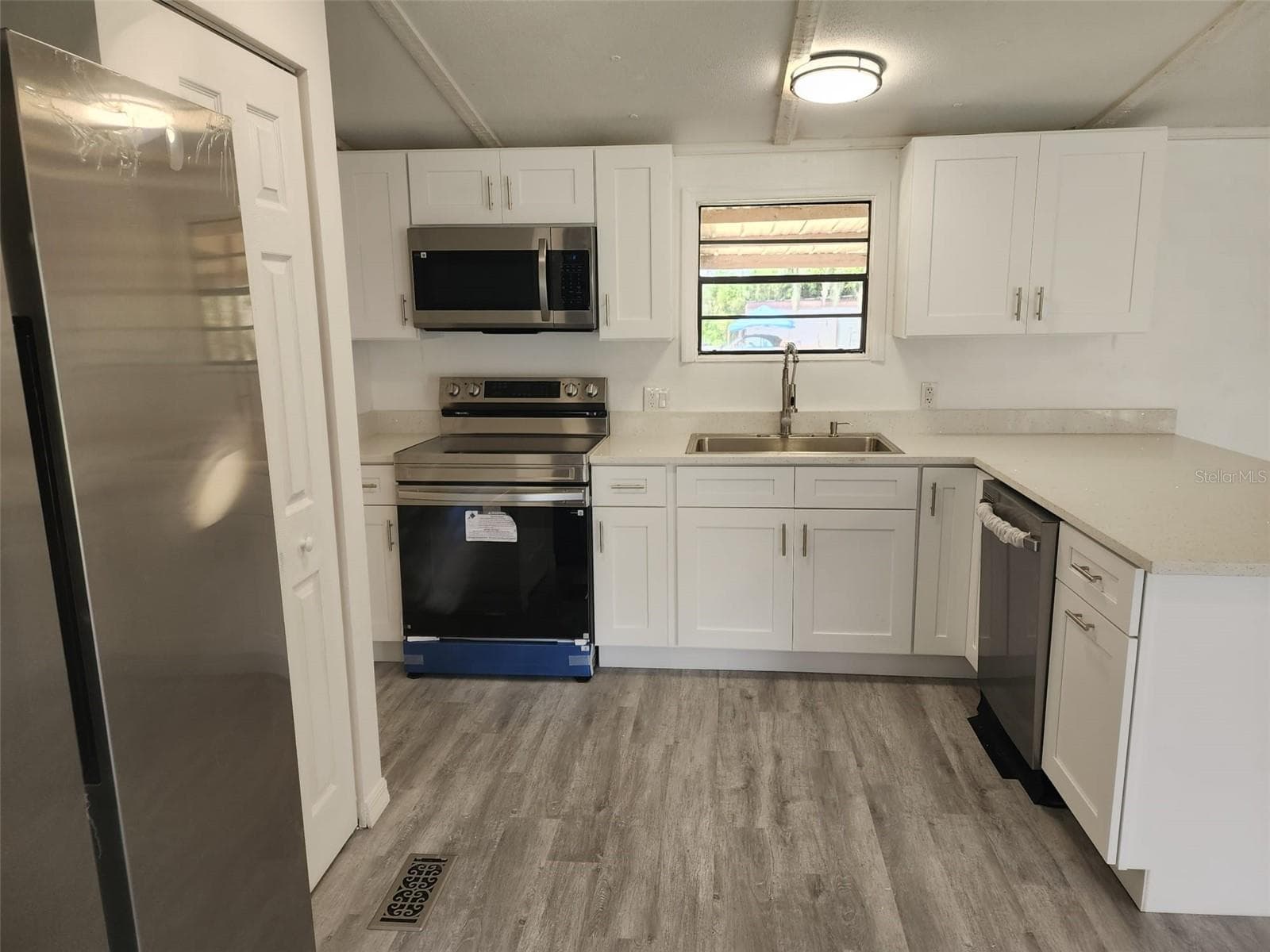 Manufactured Home at 3042 PARK CIR, HAINES CITY, photo 11 of 91