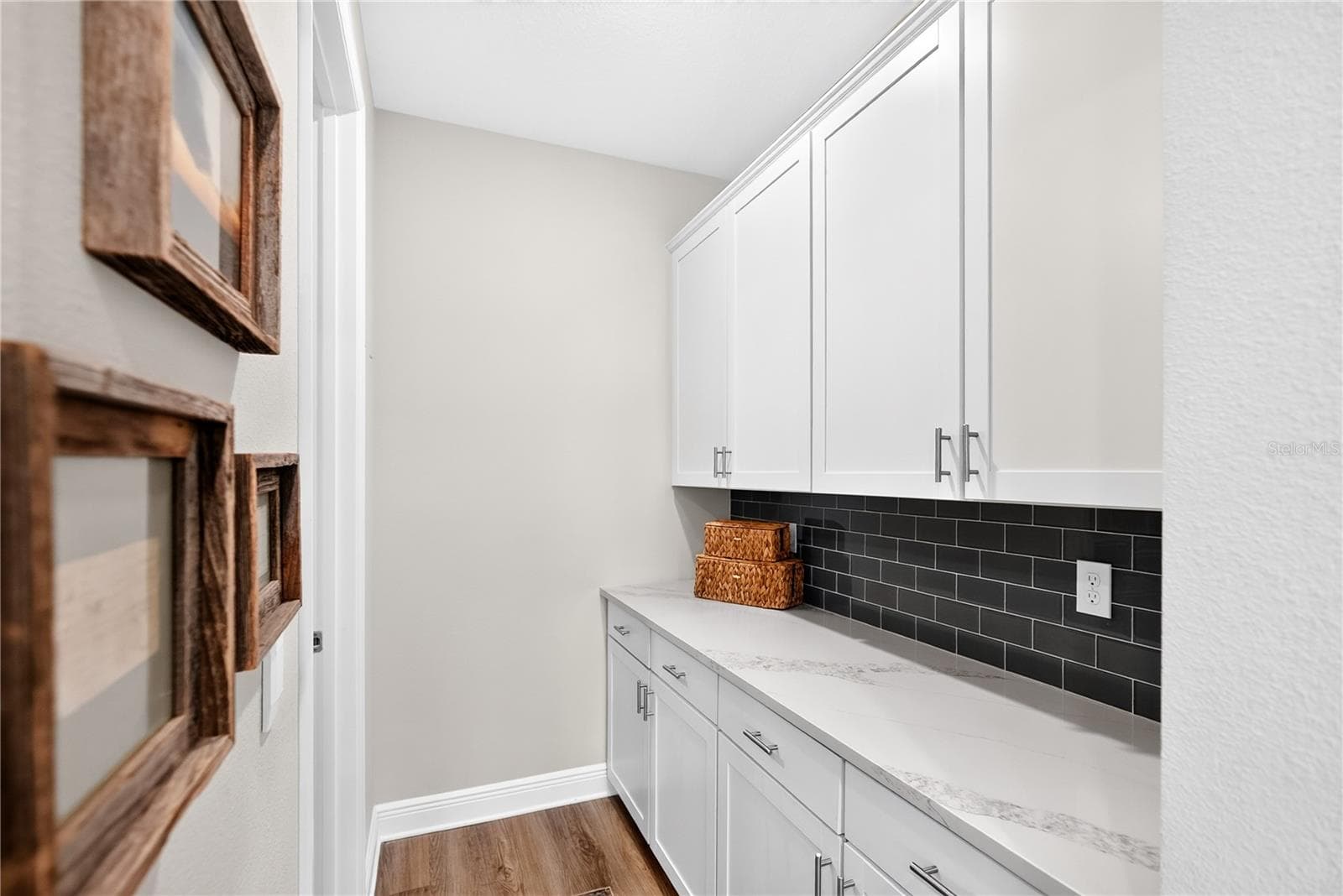 Butler's pantry - 18009 TAVERNSIDE TRL, LAKEWOOD RANCH