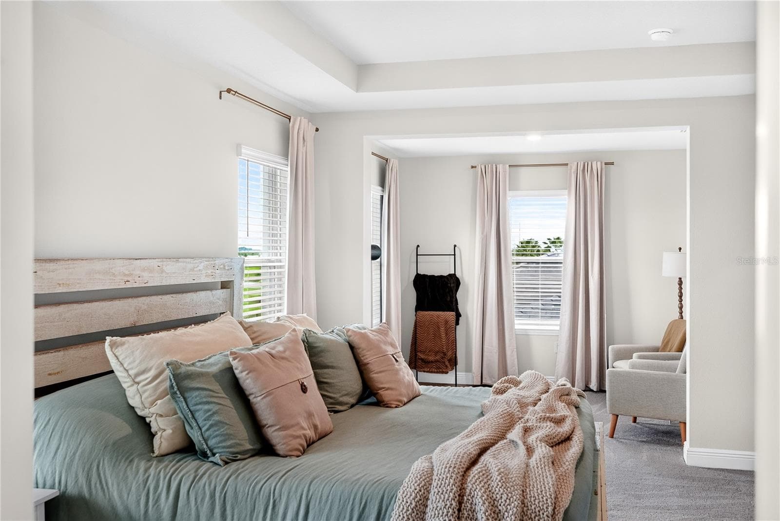 Primary bed facing sitting area - 18009 TAVERNSIDE TRL, LAKEWOOD RANCH