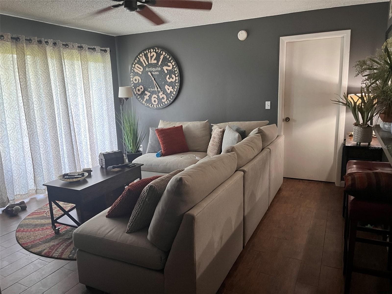 living room - 2050 HUNTERS GLEN DR #614, DUNEDIN