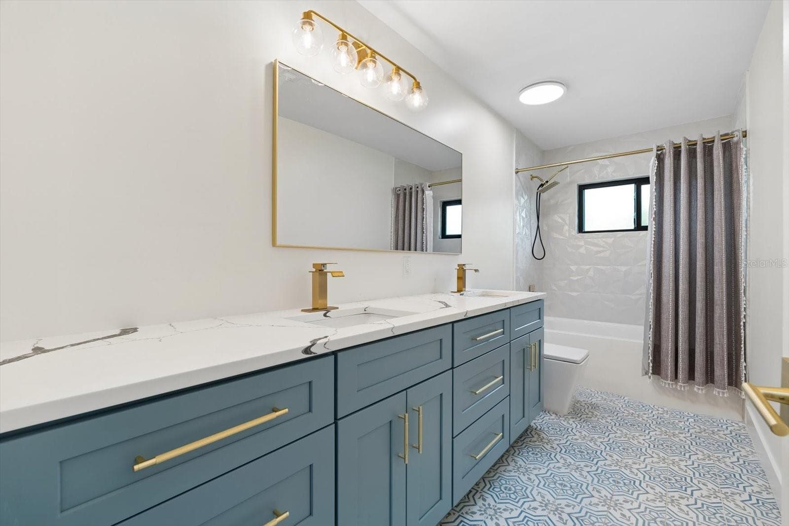 Bathroom 1st floor - 2432 INDIAN AVE, BELLEAIR BLUFFS