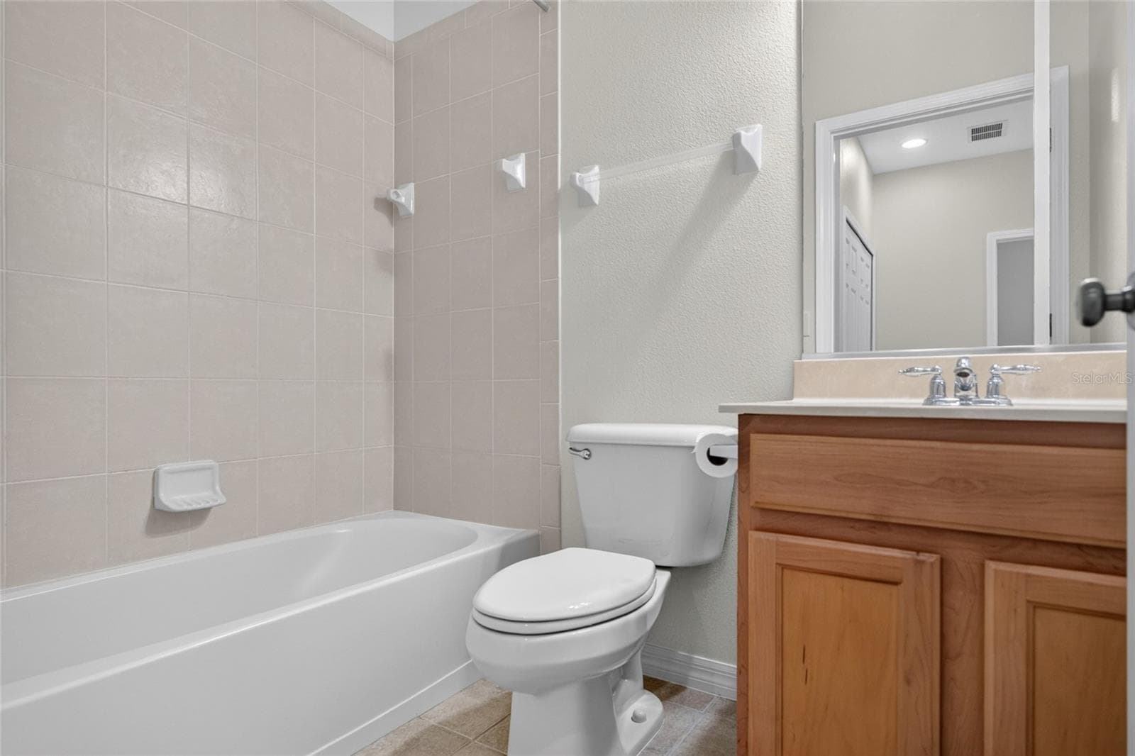 Guest bath with tub and shower - 3707 PARKRIDGE CIR #7-106, SARASOTA