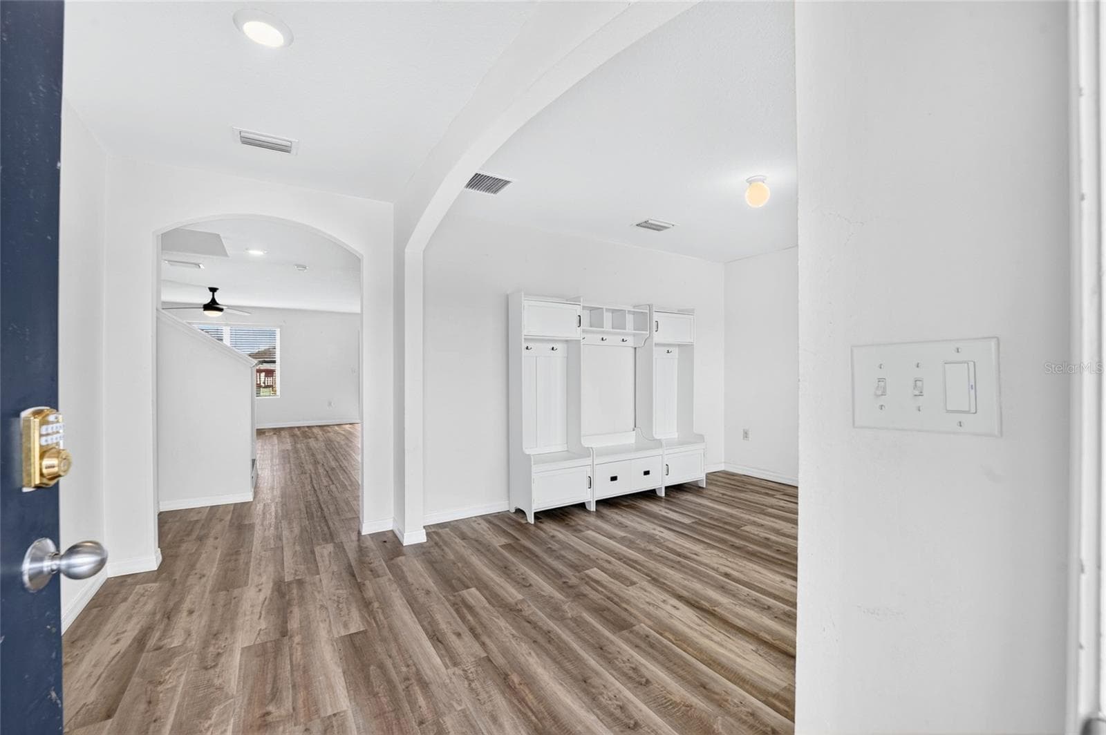Welcoming Foyer - 879 NW 251ST DR, NEWBERRY