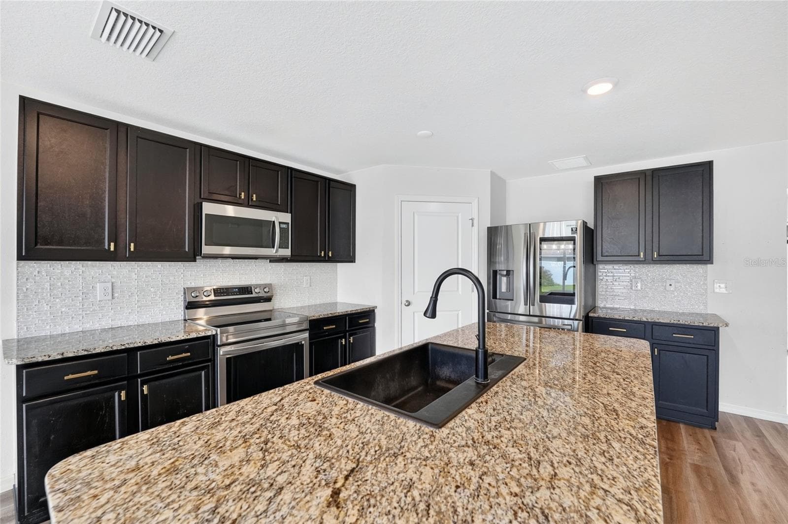 Lots of counter space - 879 NW 251ST DR, NEWBERRY