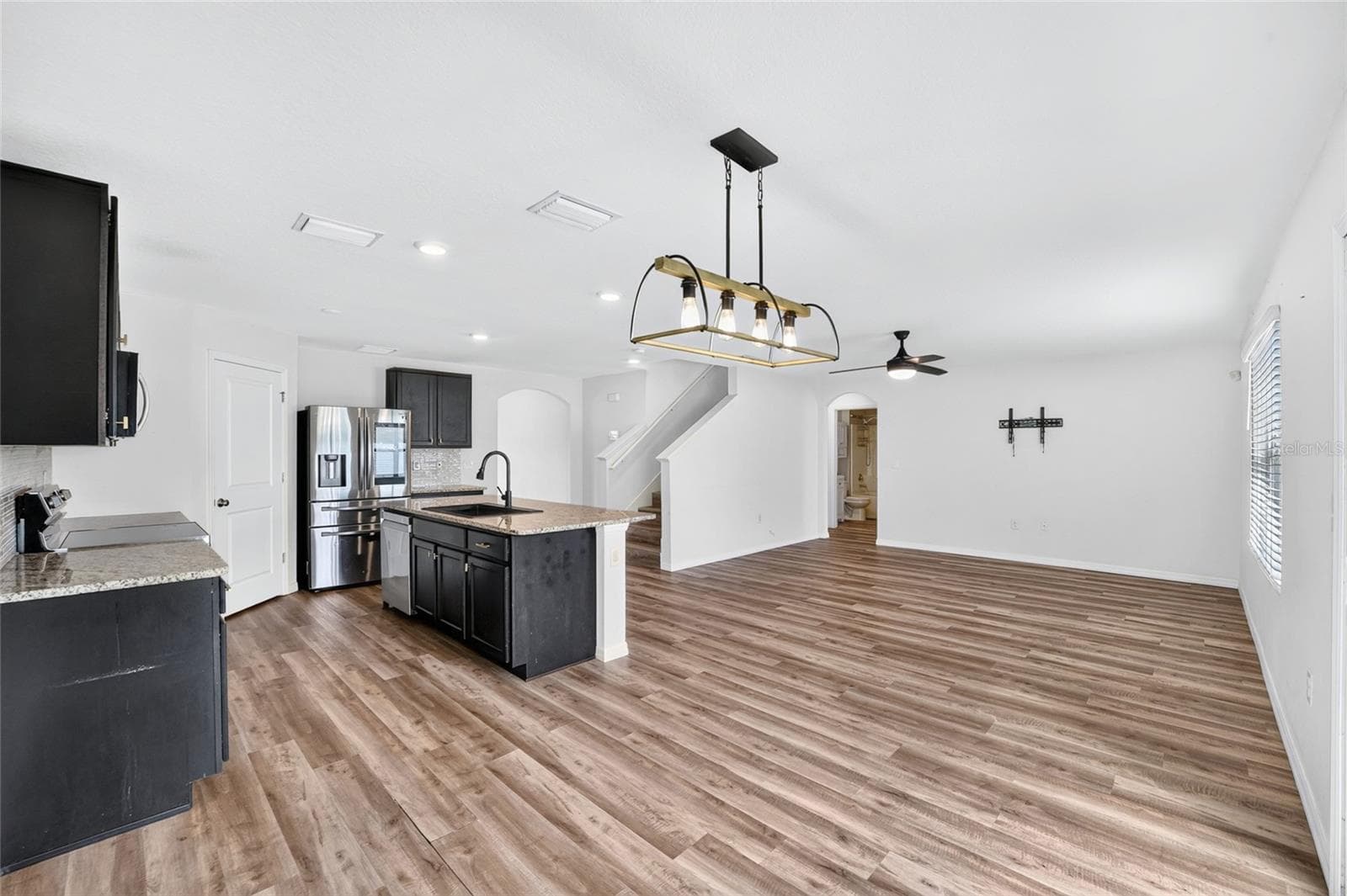 Large open floor plan - 879 NW 251ST DR, NEWBERRY