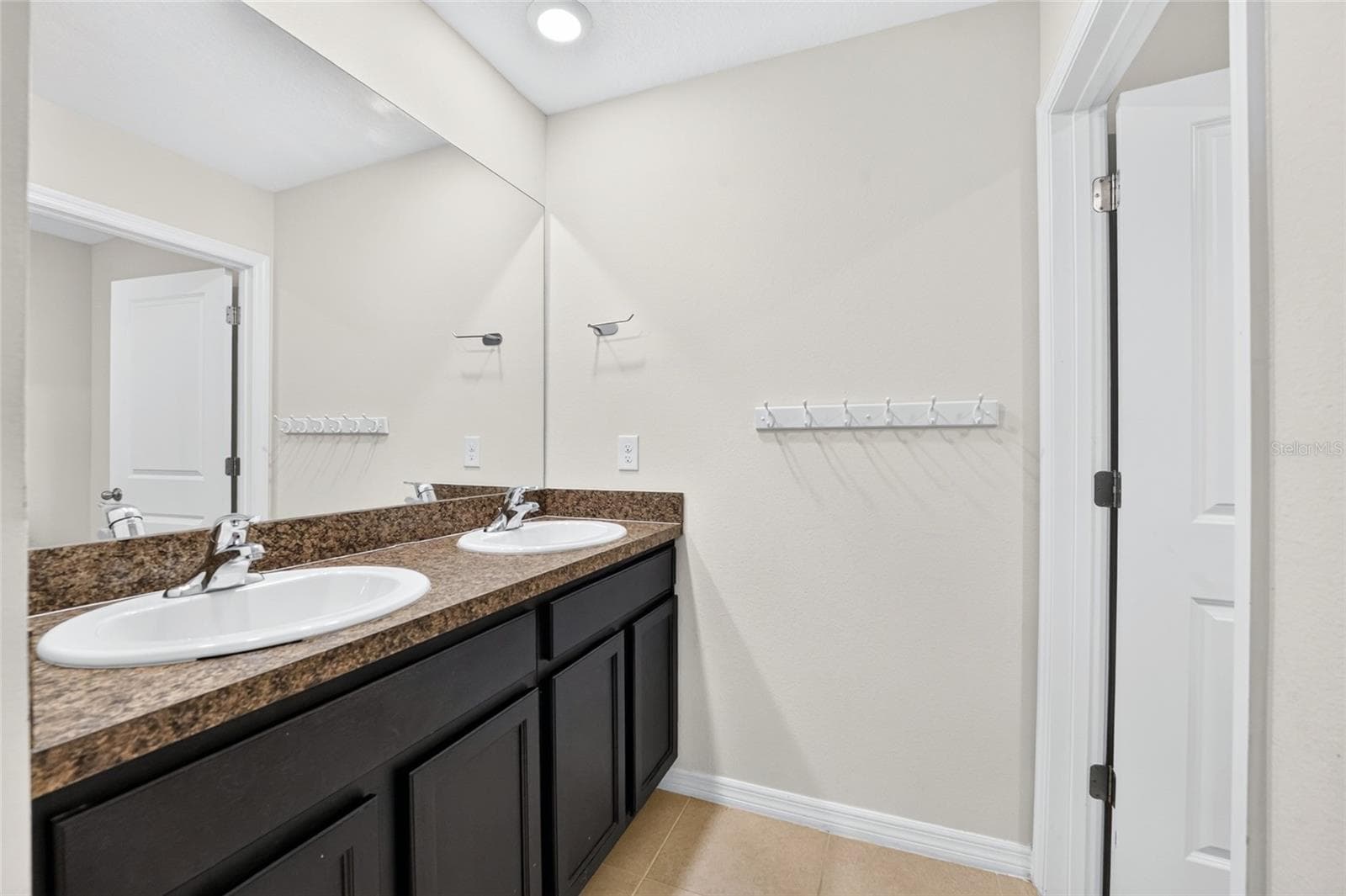 Dual sinks - 879 NW 251ST DR, NEWBERRY