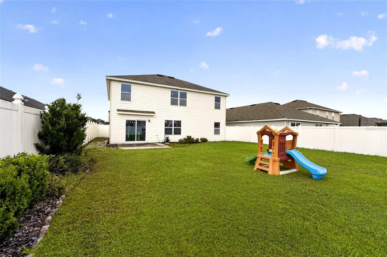 Large fenced backyard - 879 NW 251ST DR, NEWBERRY