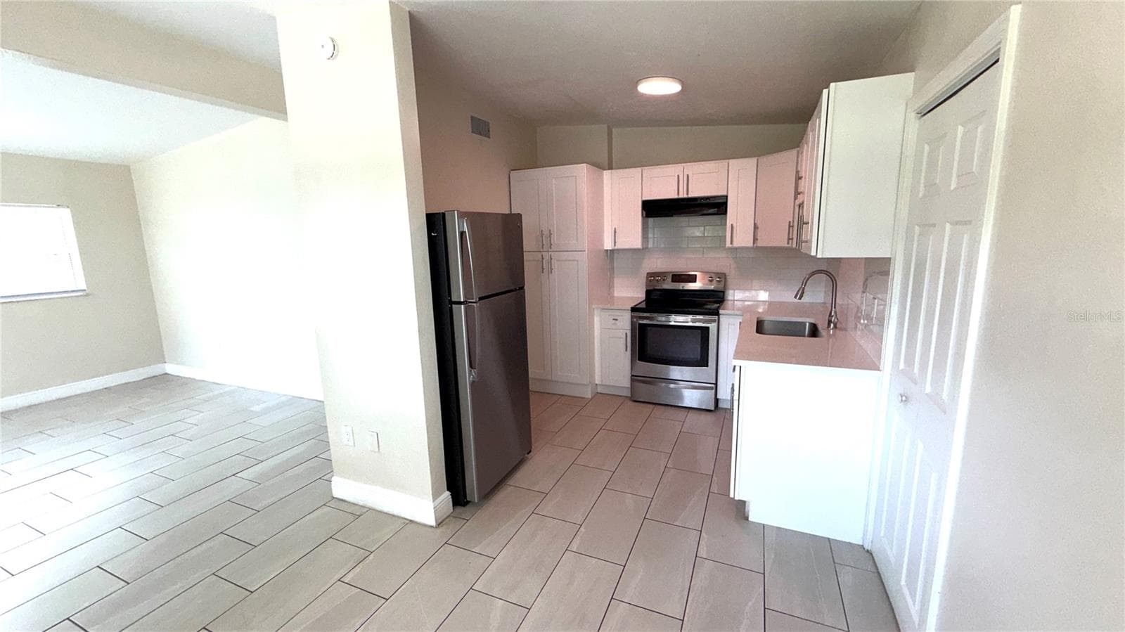 Single Family Residence at 1425 HESTER DR, LAKELAND, photo 8 of 22