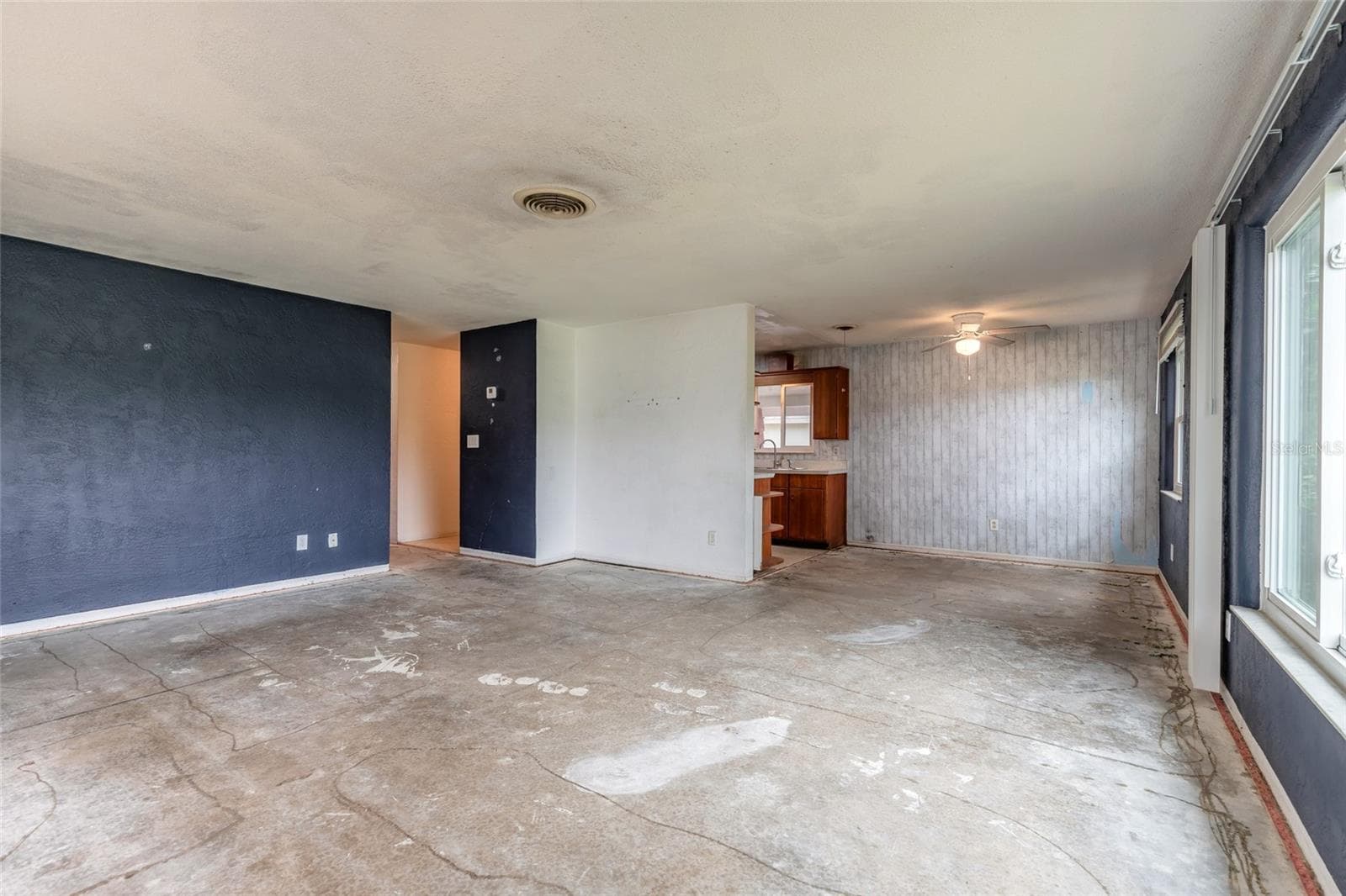 Single Family Residence at 14 LEE DR, EDGEWATER, photo 6 of 24
