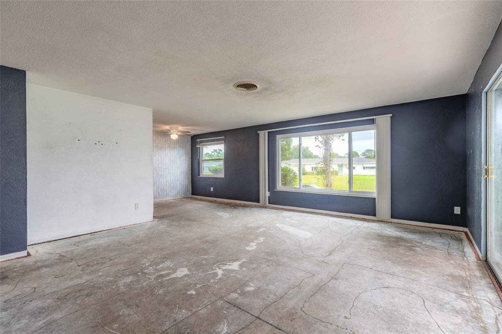 Single Family Residence at 14 LEE DR, EDGEWATER, photo 7 of 24
