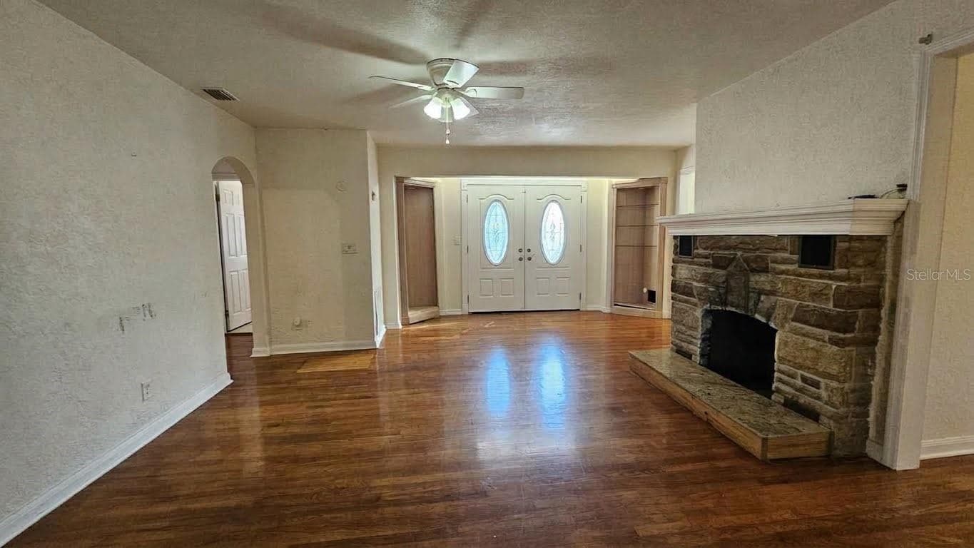 Living room - 25 E CHESLEY AVE, EUSTIS