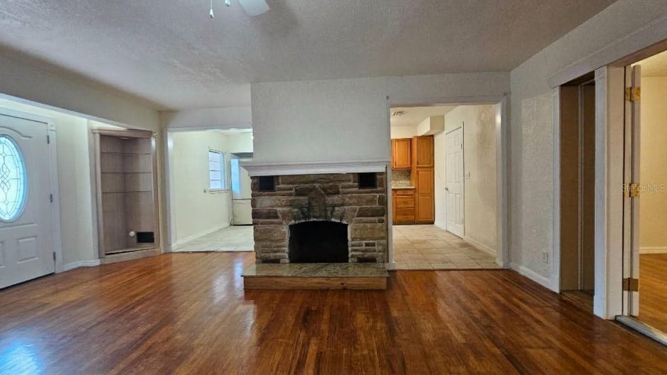 Living room facing wood burning fire place - 25 E CHESLEY AVE, EUSTIS