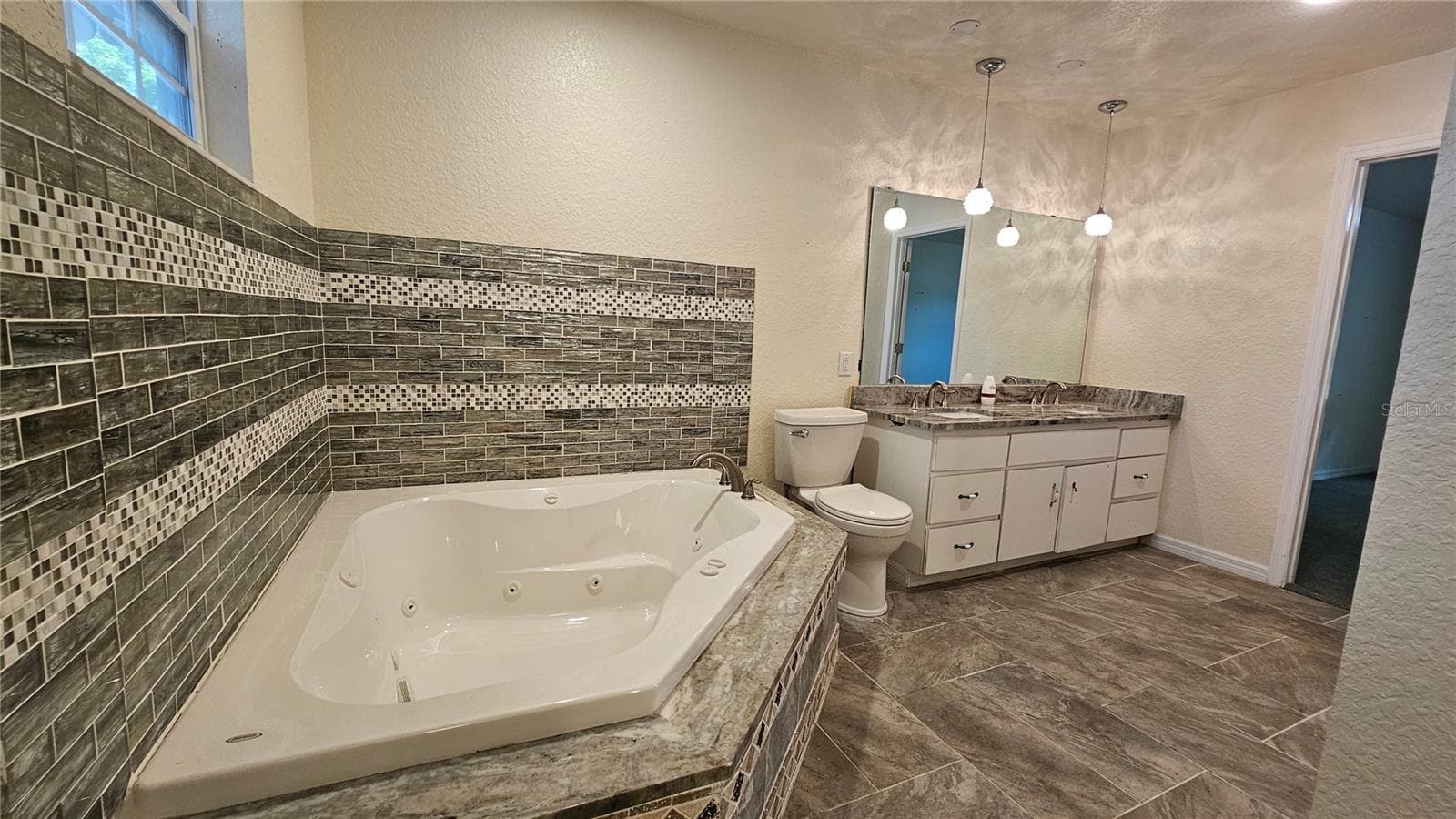 Primary bathroom jacuzzi tub - 25 E CHESLEY AVE, EUSTIS