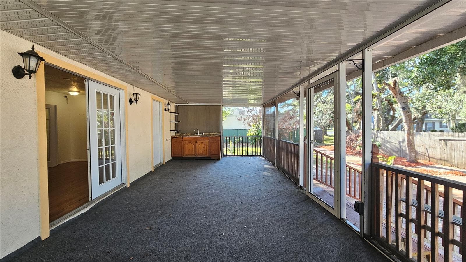 Wet bar on back porch - 25 E CHESLEY AVE, EUSTIS