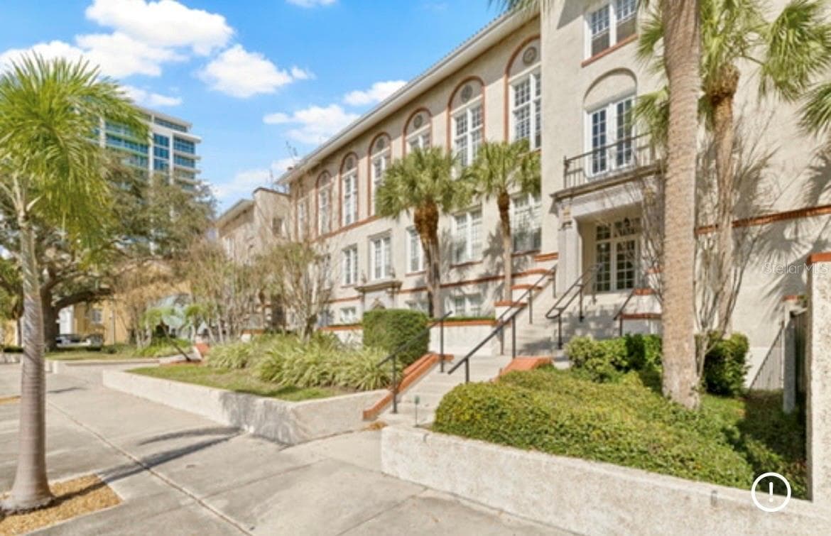 Right Side of Building - 701 MIRROR LAKE DR N #120, ST PETERSBURG