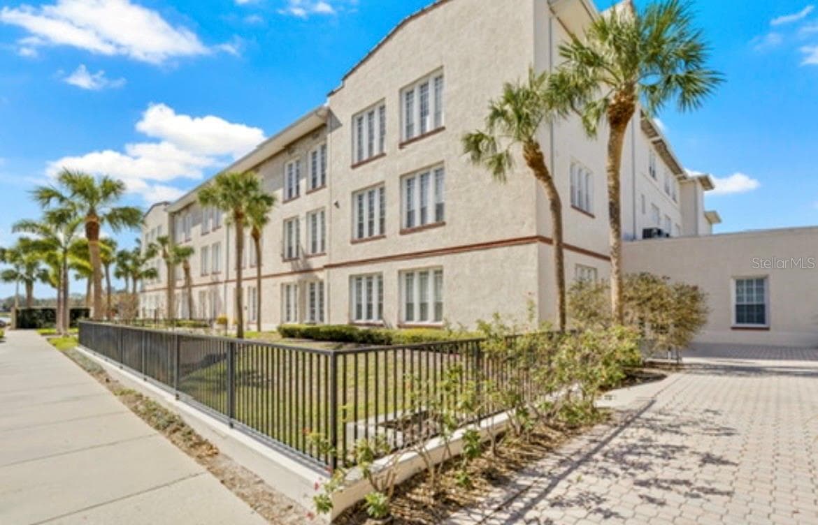 Side Corner of the Property - 701 MIRROR LAKE DR N #120, ST PETERSBURG
