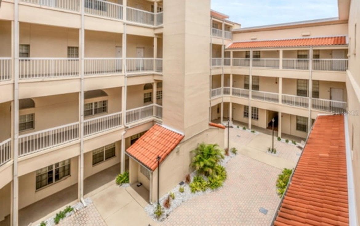 Courtyard - 701 MIRROR LAKE DR N #120, ST PETERSBURG