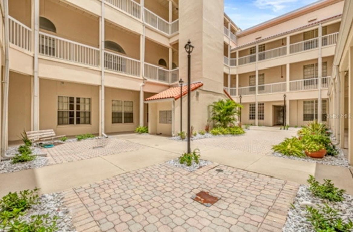 Courtyard - 701 MIRROR LAKE DR N #120, ST PETERSBURG