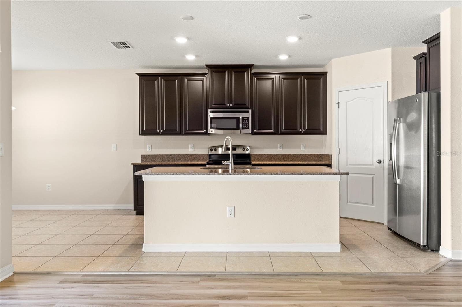 Single Family Residence at 2719 GARDEN FALLS DR, BRANDON, photo 11 of 39