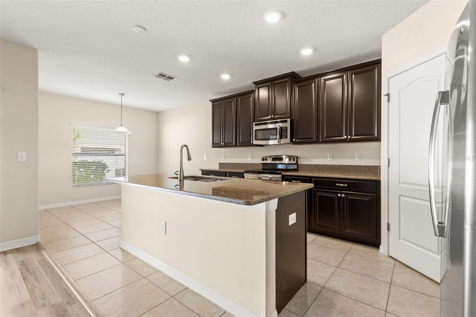 Single Family Residence at 2719 GARDEN FALLS DR, BRANDON, photo 12 of 39