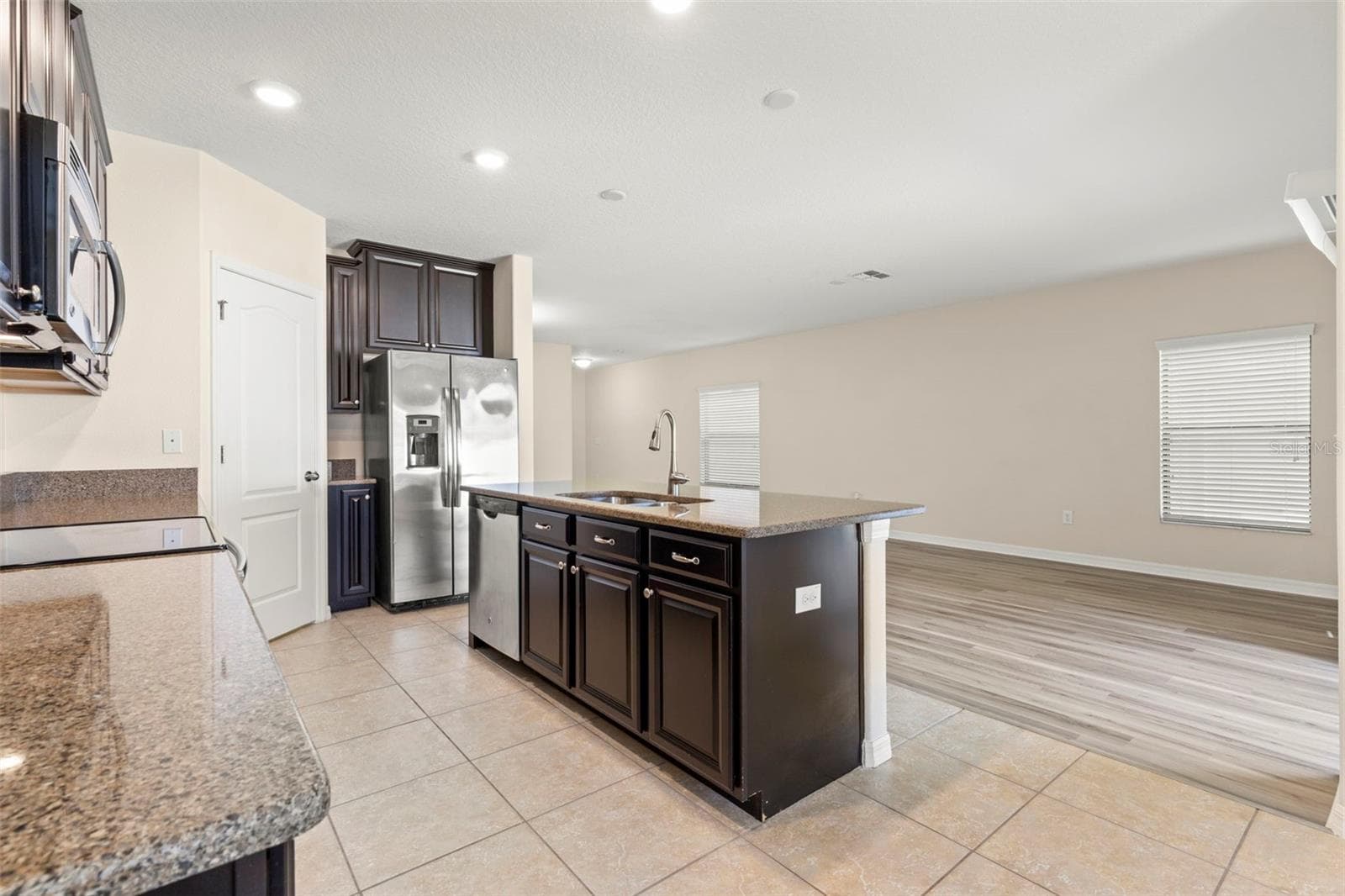 Single Family Residence at 2719 GARDEN FALLS DR, BRANDON, photo 13 of 39
