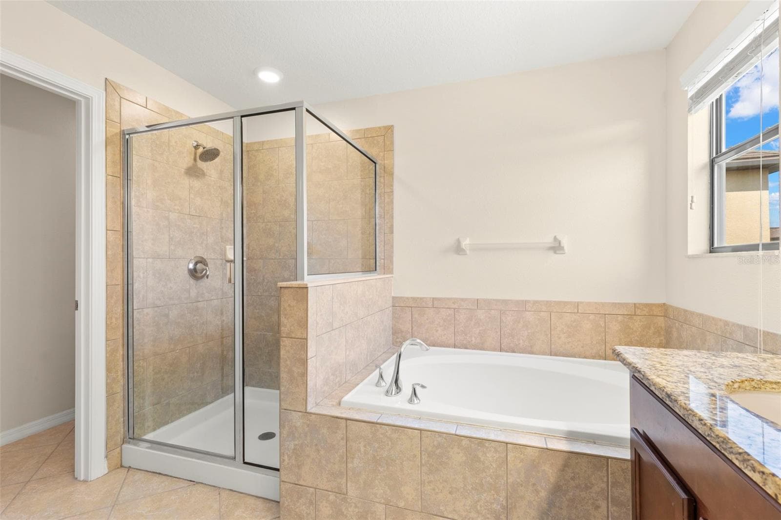 Single Family Residence at 2719 GARDEN FALLS DR, BRANDON, photo 24 of 39