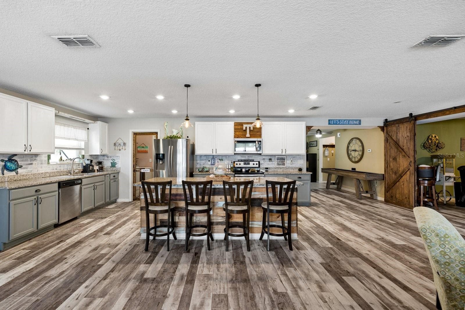 Large breakfast bar at kitchen island - 11327 BRIGHTON KNOLL LOOP, RIVERVIEW