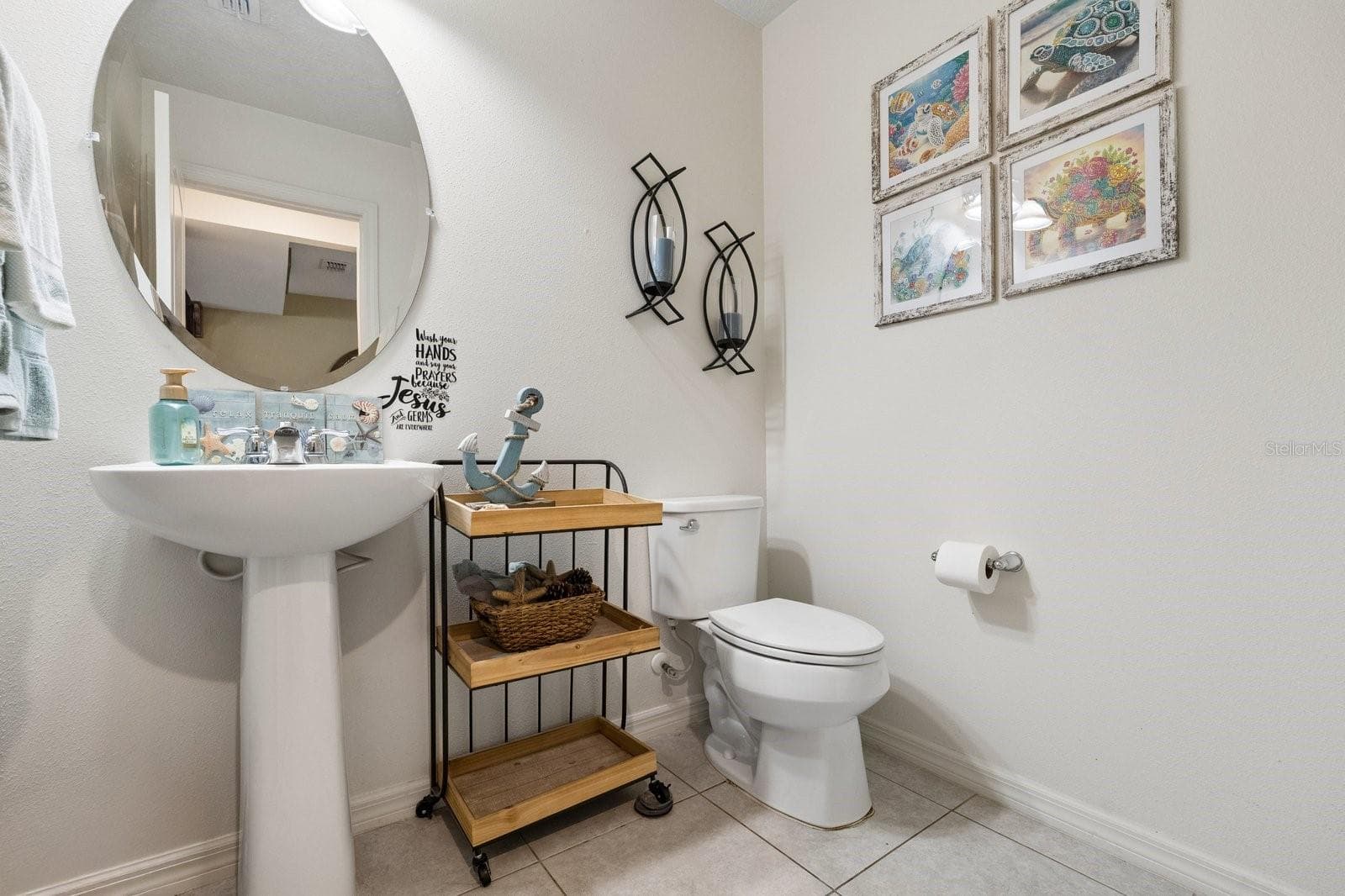 Half bath - adjacent to theater room - 11327 BRIGHTON KNOLL LOOP, RIVERVIEW