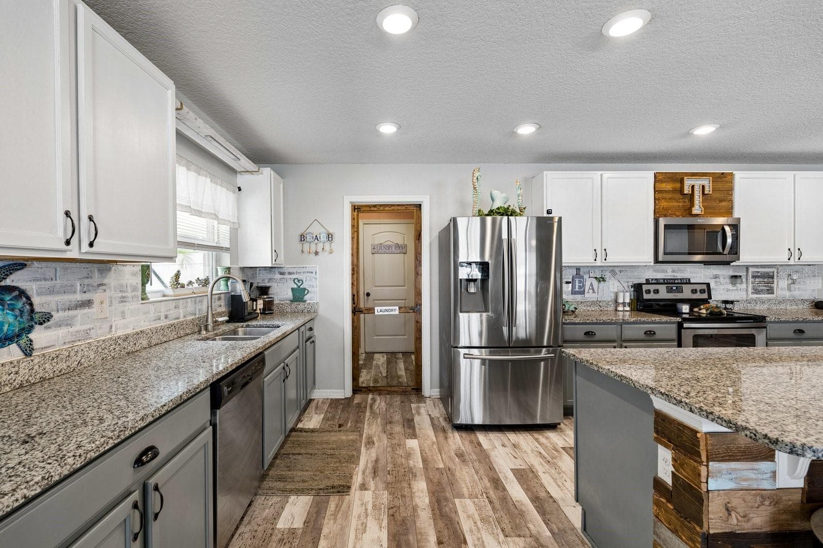 Door to laundry room, through to two car garage - 11327 BRIGHTON KNOLL LOOP, RIVERVIEW