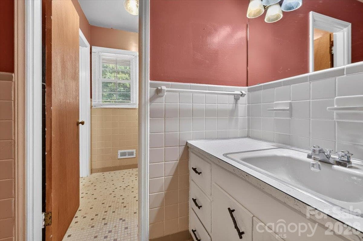Bath Rm - 6324 Elmwood Circle, Charlotte