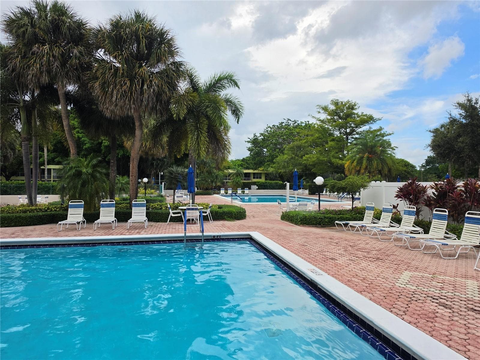 community pool - 605 OAKS DR #607, POMPANO BEACH