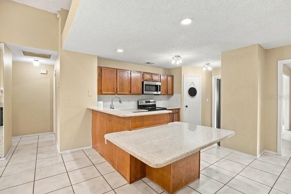 Counter seating - 3600 BISCAYNE DR, WINTER SPRINGS