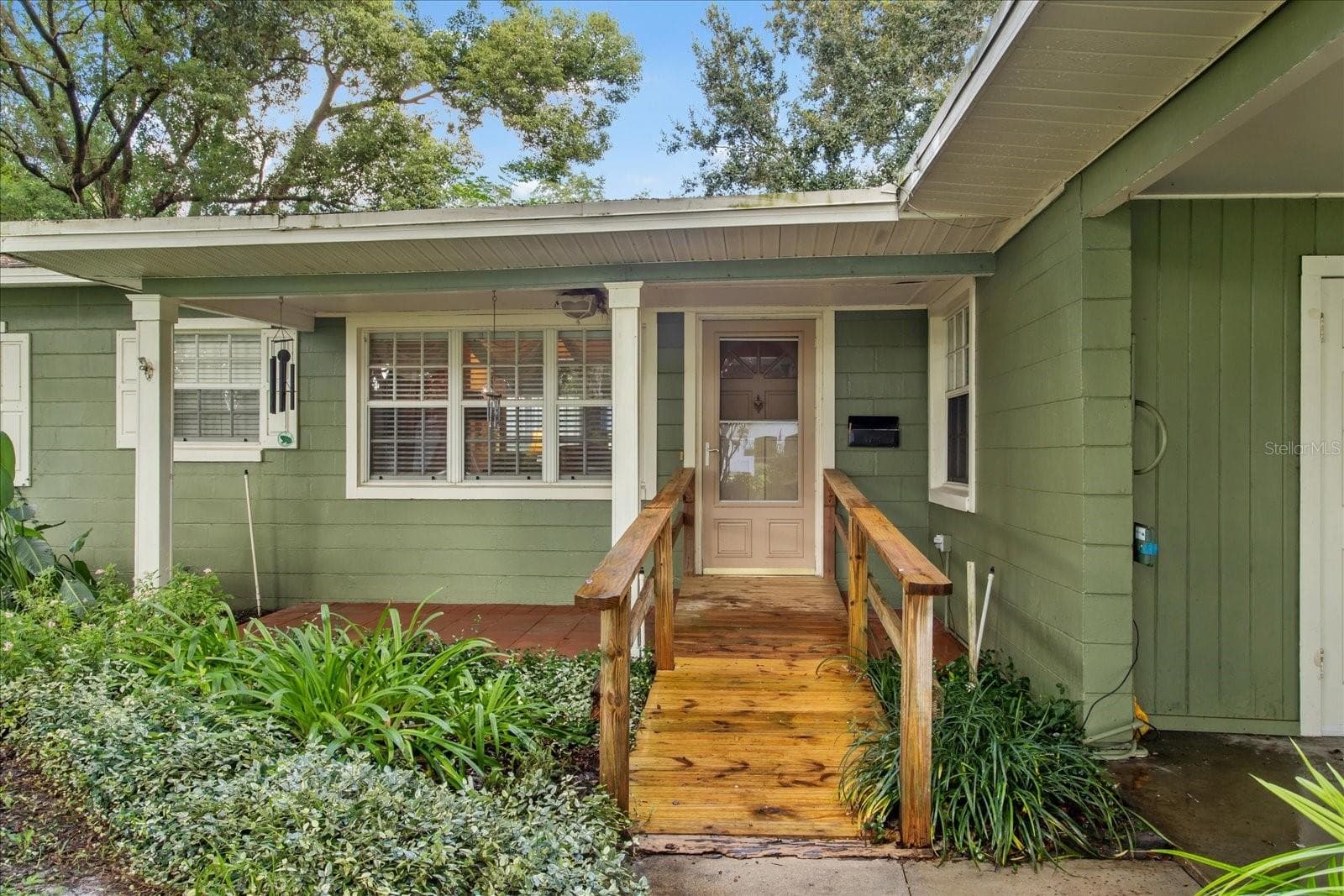 Single Family Residence at 4099 SHORECREST DR, ORLANDO, photo 2 of 21