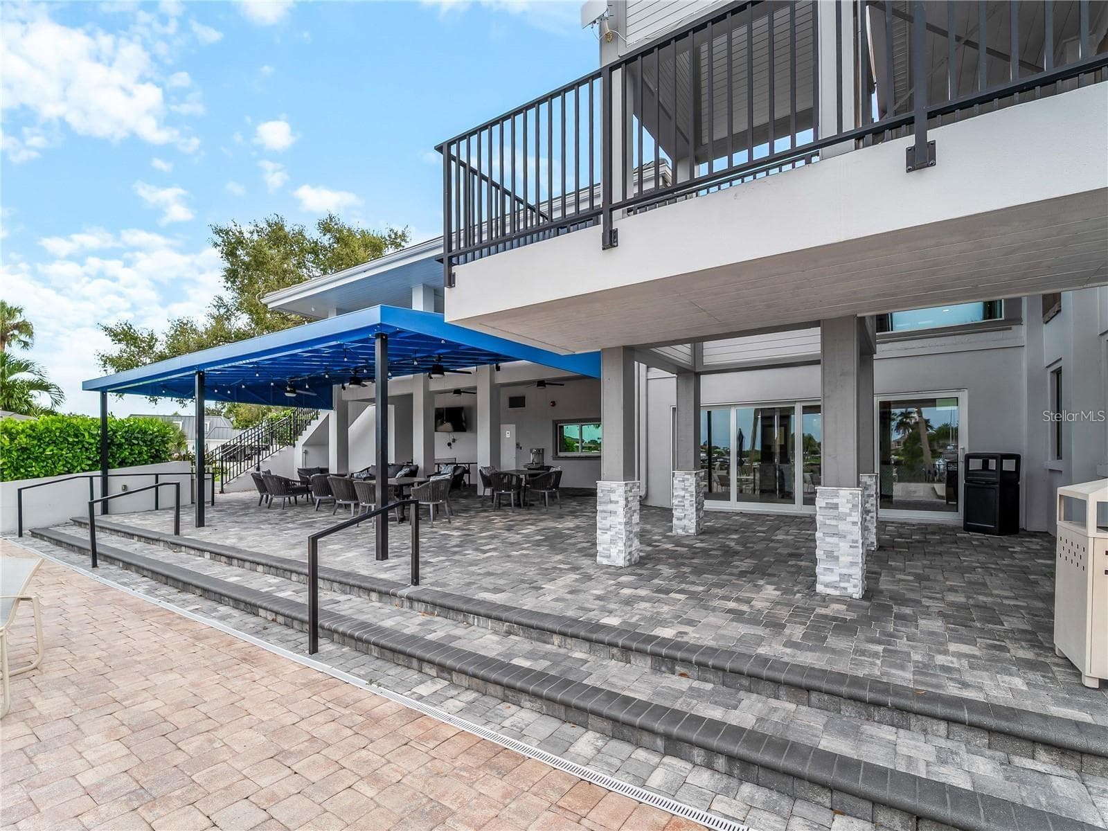 Community clubhouse patio - 102 WINDWARD DR, OSPREY